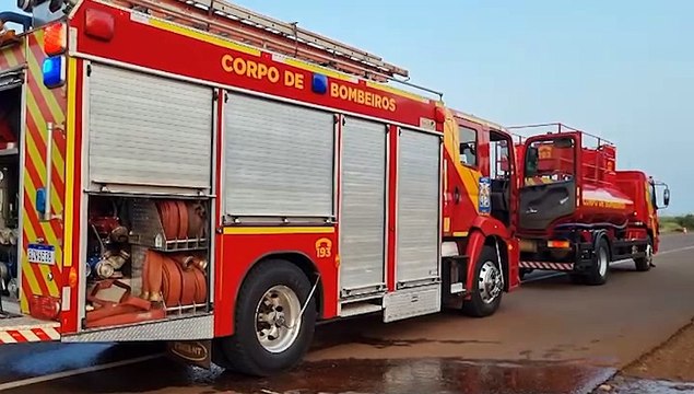 Carreta tem a cabine consumida pelo fogo na BR-486 em Espigão azul