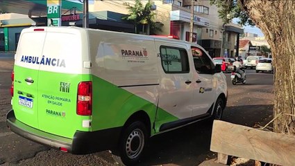 Carro e ambulância se envolvem em acidente na Rua Paraná