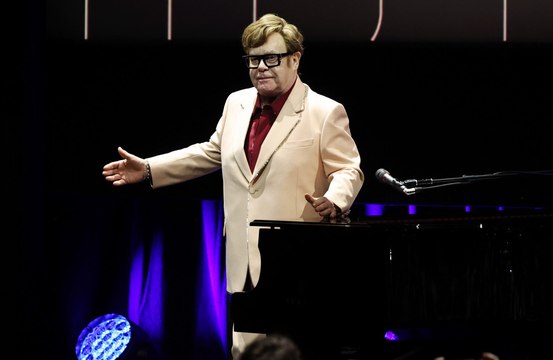 Elton John admet qu'il ne s'est jamais senti aussi heureux : Il me manquait quelque chose