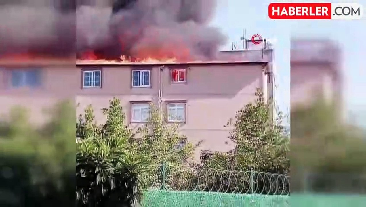 Ataşehir'de Bina Çatısında Yangın, Alevler Komşu Bine Sıçradı