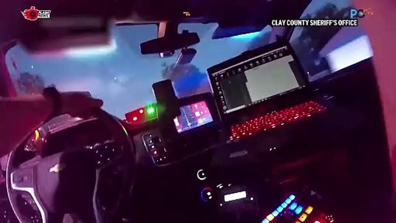 Momen Polisi Menghentikan Mobil yang Melaju Kencang