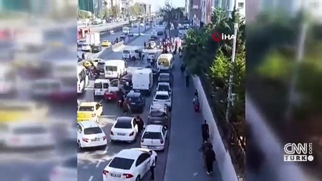 SON DAKİKA: Avcılar E5'te pikap araçlara çarpıp ortalığı savaş alanına çevirdi! | VİDEO HABER