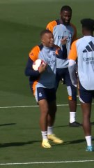 Mbappé se lo pasa en grande en el rondo del Real Madrid