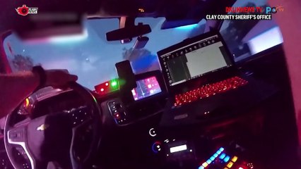 Momen Petugas Kepolisian Menghentikan Mobil yang Melaju Kecepatan Tinggi di Amerika