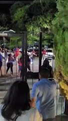 Homem cai de veículo em movimento após ter bandeira puxada durante carreata em Juazeiro