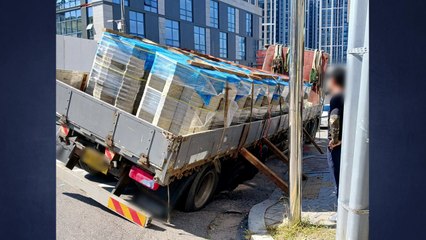 인천 부평에서 '땅 꺼짐'...화물차 뒷바퀴 빠져 / YTN