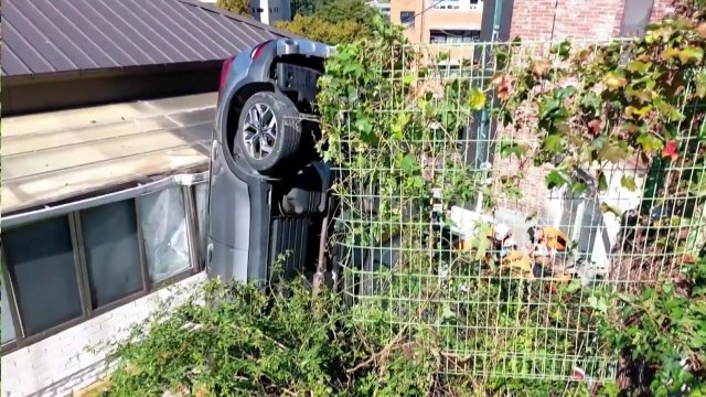 서울 평창동 주차장서 차량 추락...2명 다쳐 / YTN