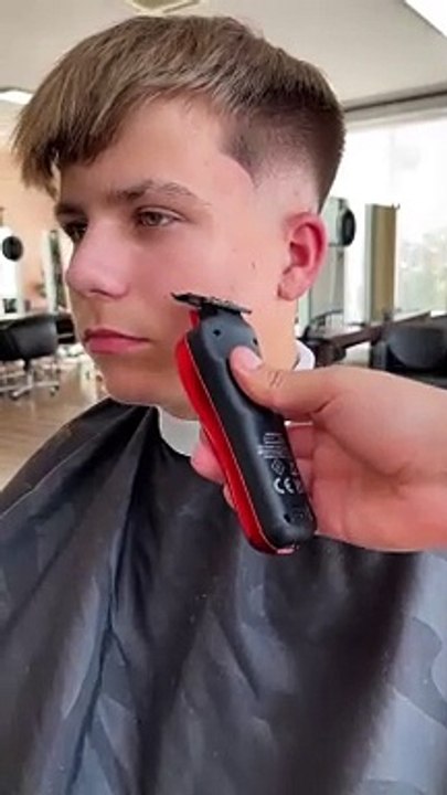 „Ich glaub es riecht nach Döner“ #barber #friseur #skinfade #midfade #curlyhair #locken #texture #f