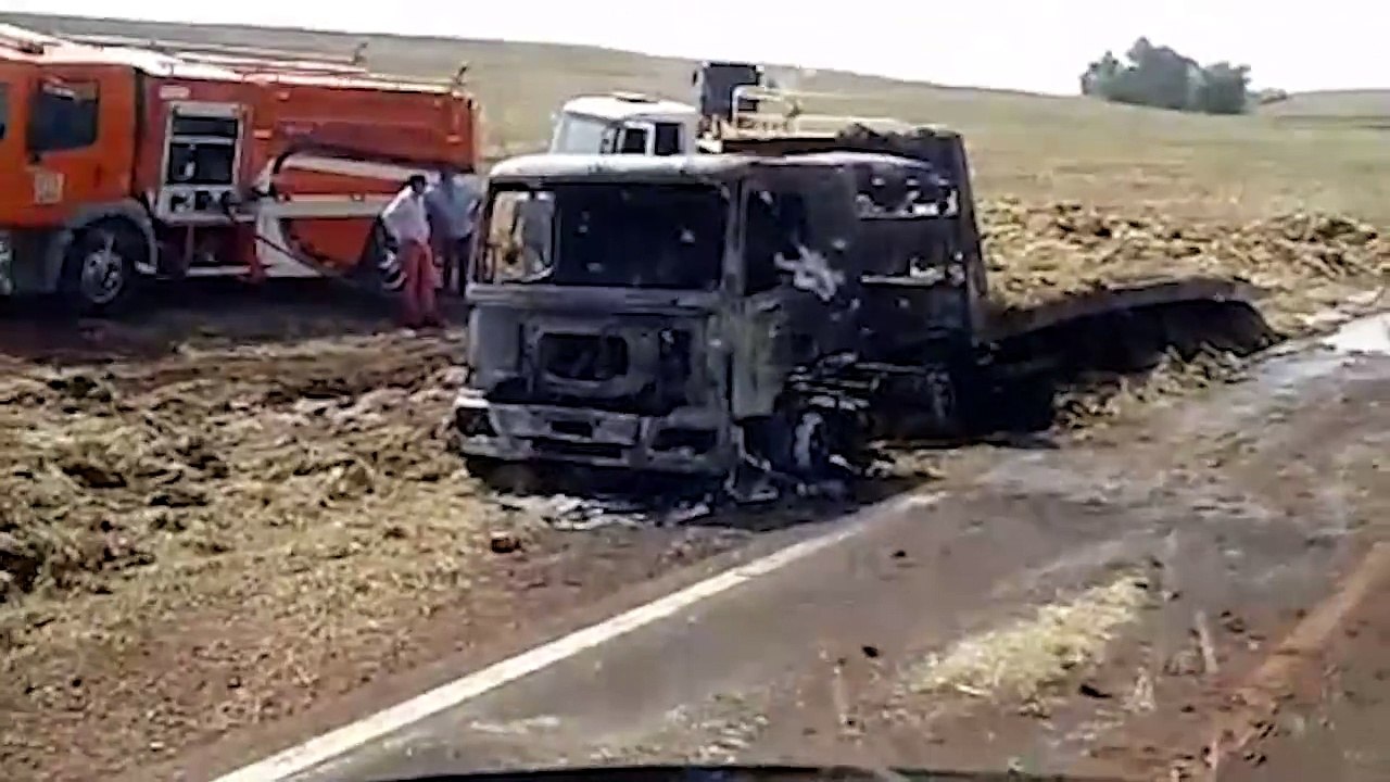 Caminhão guincho é completamente destruído pelas chamas em incêndio na PR-585