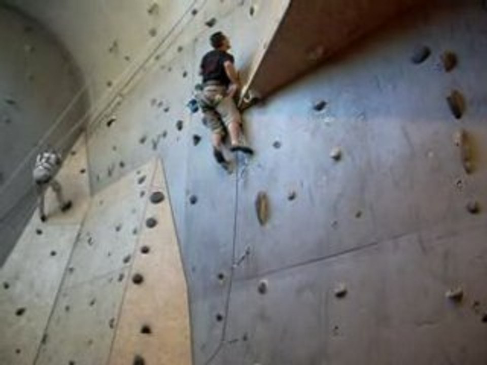 Johan grimpe tel spiderman !!