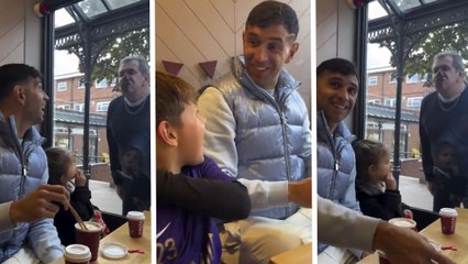 Dibu Martínez recibe la visita de su padre en Inglaterra; así reacciona