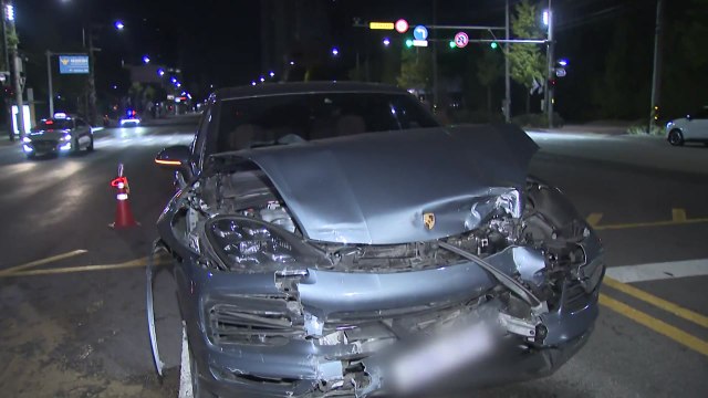 '하필 경찰서 앞에서...' 추돌사고 내고 음주측정 거부 운전자 체포 / YTN