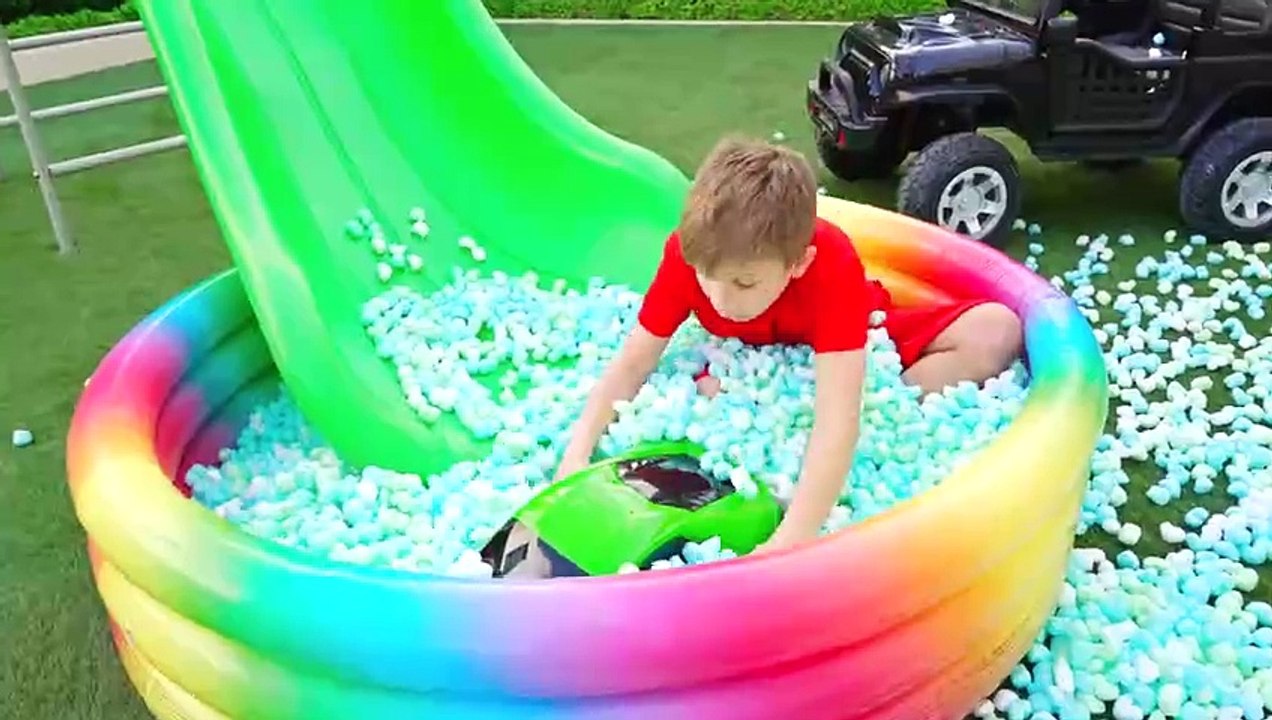 Roma and Diana help Oliver find cars