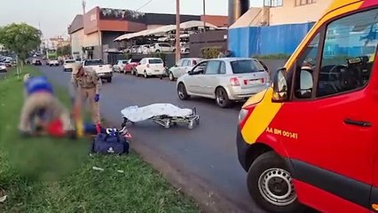 Saindo do posto de combustíveis, carro colide contra bicicleta na Avenida Assunção