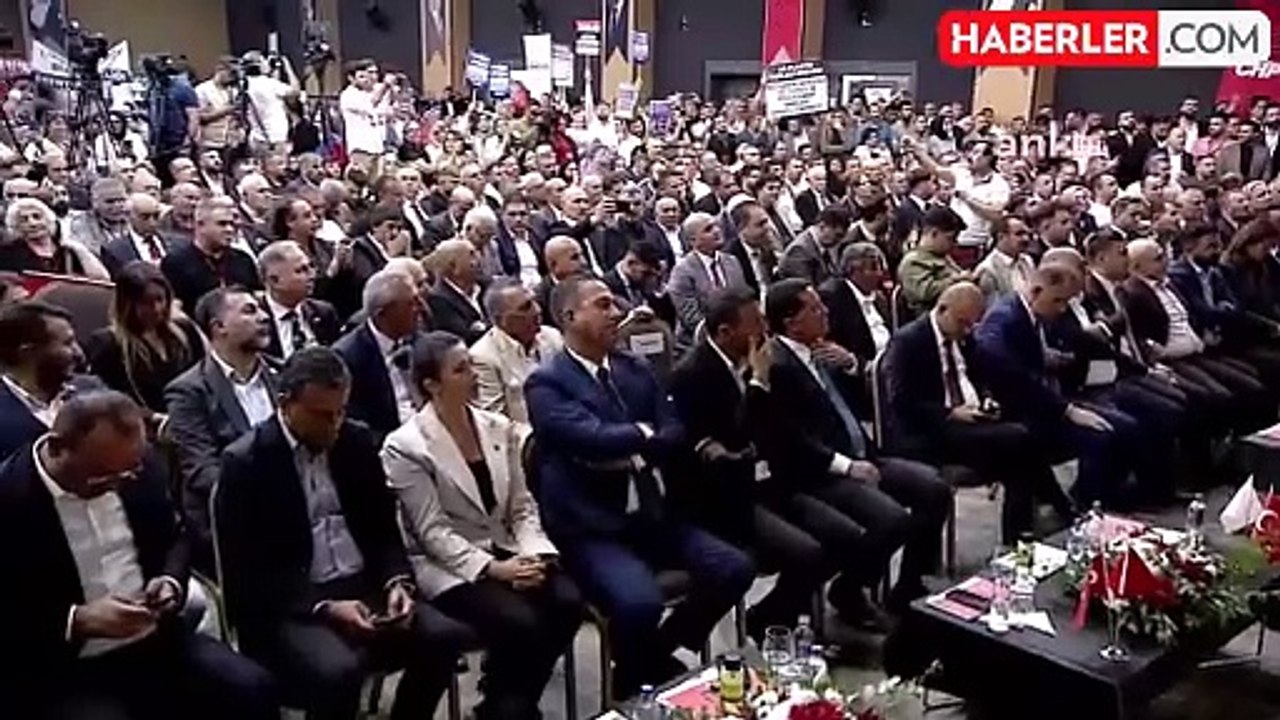 Özgür Özel: "Chp'lilerin Tamamını Memnun Edecek Adayı Belirleyeceğimiz Güne Kadar Cumhurbaşkanı Adayım Sizlersiniz"