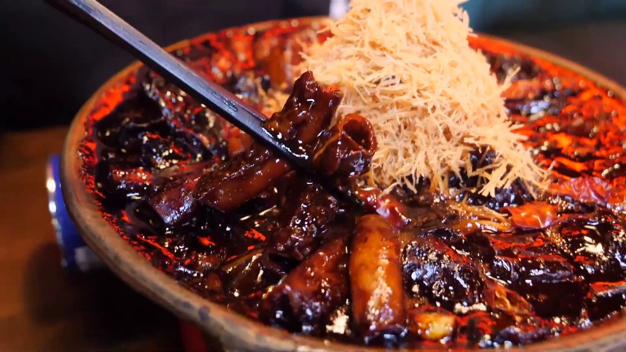 Selling 10,000 Bowls a day?! Amazing Spicy Black Bean Noodles with Beef Intestines - Korean Food