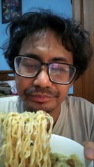 iki lur ■ Makan mie pangsit sedap