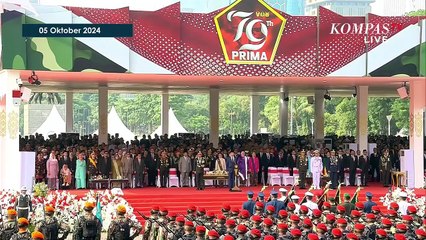 Скачать видео: Momen Presiden Jokowi Sematkan Tanda Kehormatan ke Perwira TNI