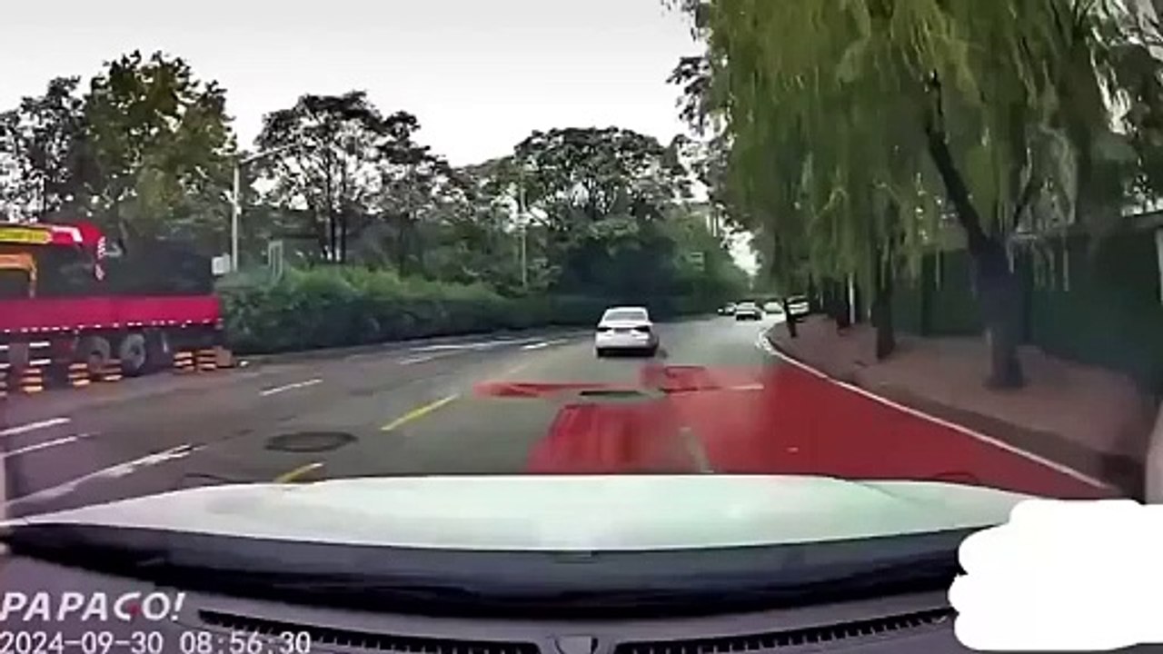 Une grue gigantesque tombe en pleine rue... un moment exceptionnel pour les automobilistes chanceux !