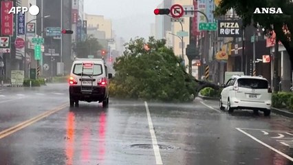 Il tifone Krathon tocca terra a Taiwan