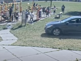 Zehnjähriger fährt in gestohlenem Auto über vollen Spielplatz