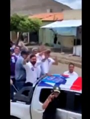 Petistas arremessam ovos em governador do PT na Bahia durante carreata de campanha