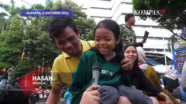 Antusiasme Warga Naiki Kendaraan Taktis yang Dipamerkan di HUT ke-79 TNI