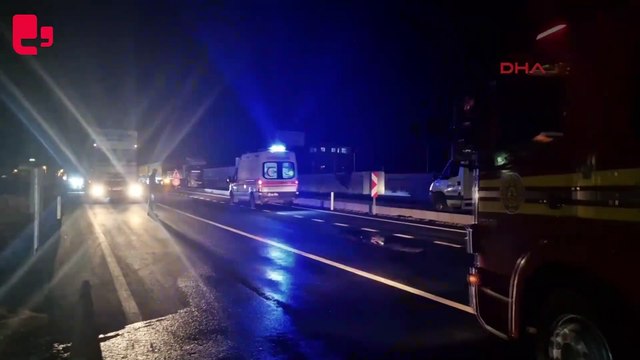 Kafa kafaya çarpışan kamyonet ile minibüs alev aldı: 11 yaralı