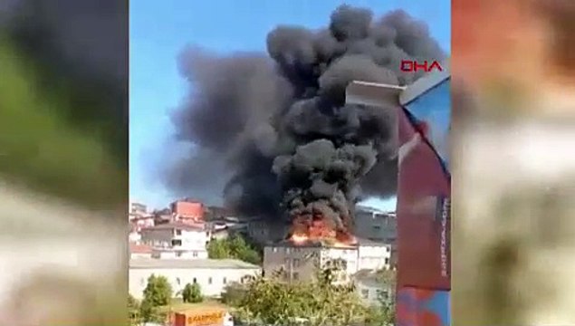 İstanbul- Ataşehir'de 4 katlı binanın çatısı alev alev yandı; patlama anı kamerada / Ek görüntü