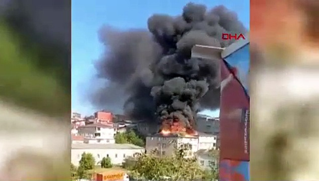 İstanbul- Ataşehir'de 4 katlı binanın çatısı alev alev yandı; patlama anı kamerada / Ek görüntü