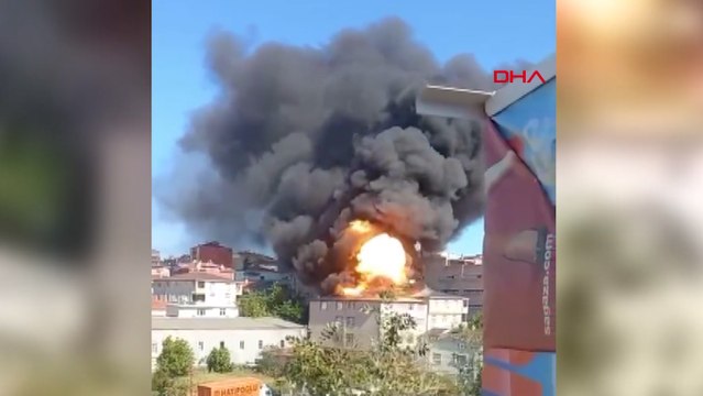 Ataşehir'de 4 katlı binanın çatısı alev alev yandı; patlama anı kamerada