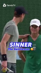 Shangai, la raccattapalle riceve una pallata: il bel gesto di Sinner