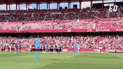 Jugadores del Sevilla y afición unidos antes del derbi