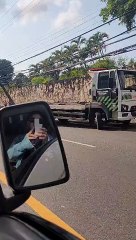 Mulher bate carro em poste no bairro de Brotas