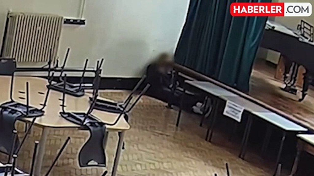 İngiltere'de 14 yaşındaki kız öğrenci, okul bahçesinde 2 öğretmen ve 1 öğrenciyi bıçakla yaraladı