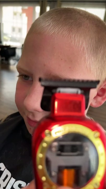 R9 Super Saiyajin Edition @Crispy Cousins #barber #friseur #r9 #buzzcut #hairtransformation #shave
