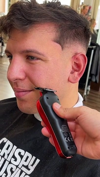 Ich glaub er mag die Chefin  @Crispy Cousins #barber #friseur #skinfade #midfade #sleekhair #pompad