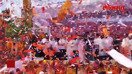 छत्रपती शिवाजी महाराजांच्या पुतळ्याचा फोटो घेण्यात दंग