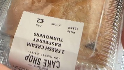 Woman finds a fly instead of a raisin in her raspberry turnover