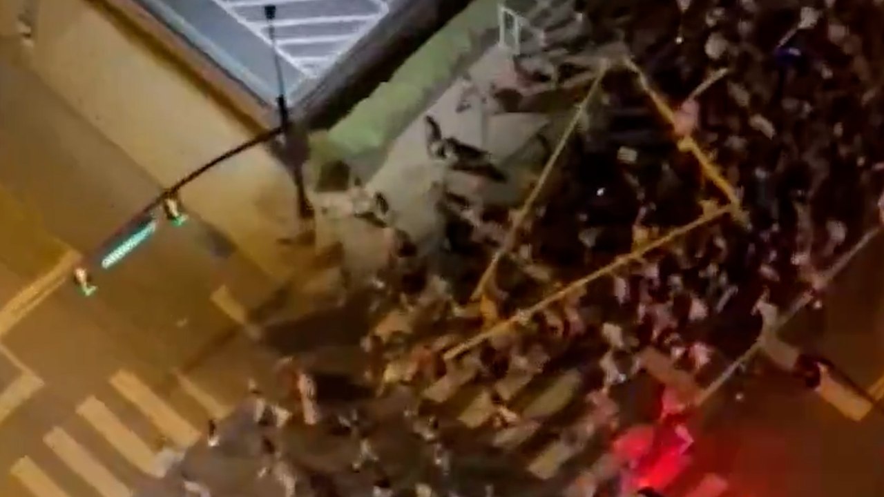 États-Unis : ces supporters de foot américain démontent un but et le jettent dans la rivière