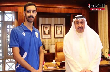 الشيخ فيصل الحمود يكرم لاعب الكراتيه محمد العتيبي