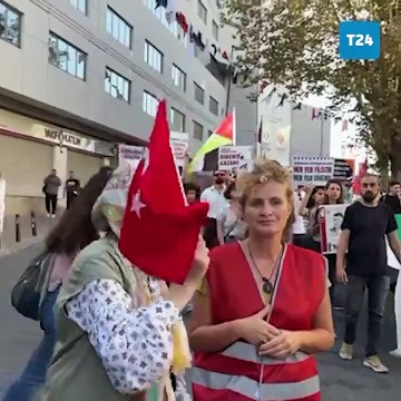 Filistin'e destek yürüyüşünde Türk bayrağı sallayan kadın alandan uzaklaştırıldı