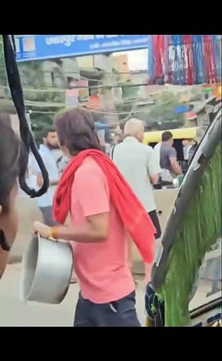 Une vache en mode taxi pousse-pousse... efficace