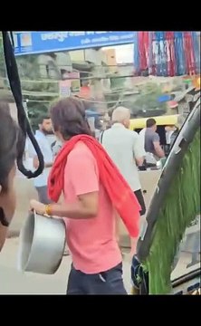 Une vache en mode taxi pousse-pousse... efficace