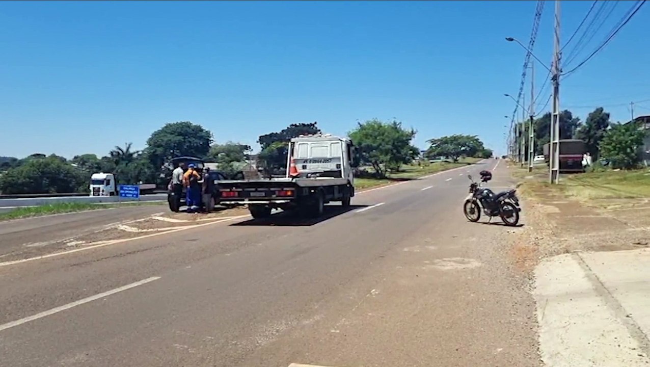 Carro e moto se envolvem em colisão na saída da PRc-467 para a via marginal