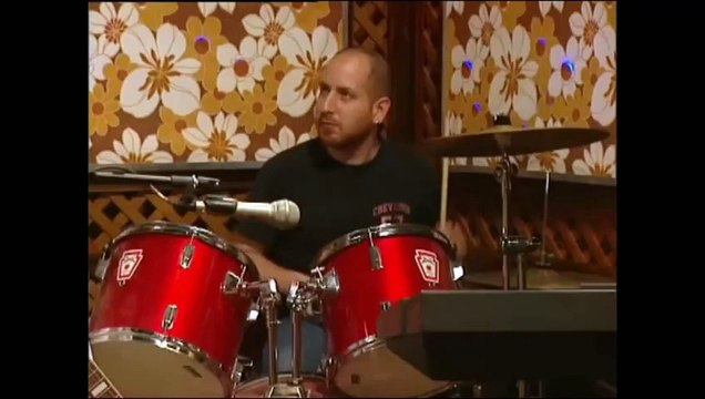 הפיג'מות בקפה קרסול עונה 2 פרק 4 המתופף