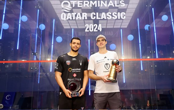 مراسم تتويج دييغو إلياس بلقب بطولة قطر كلاسيك للاسكواش