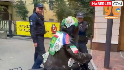 Çırılçıplak büyükelçiliğin önüne gelip İran'ı protesto ettiler