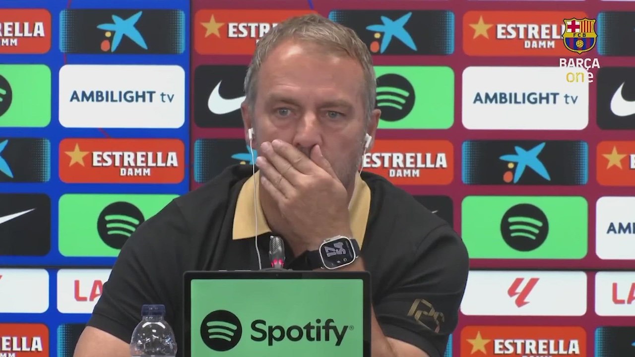 Flick responde tras los enfados de Lamine Yamal y Lewandowski al ser cambiados