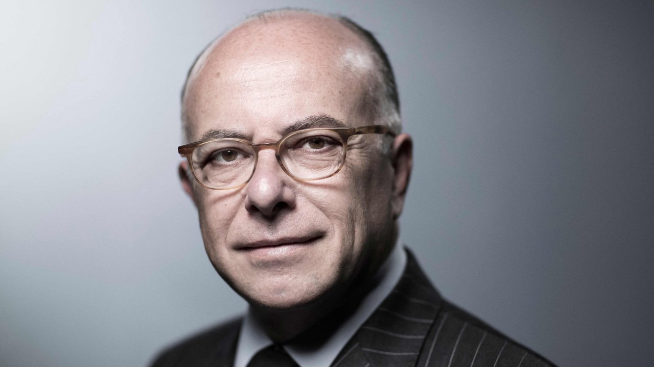 GALA VIDEO - Bernard Cazeneuve veuf : première sortie publique sans sa femme Véronique, sa fille Mona à ses côtés